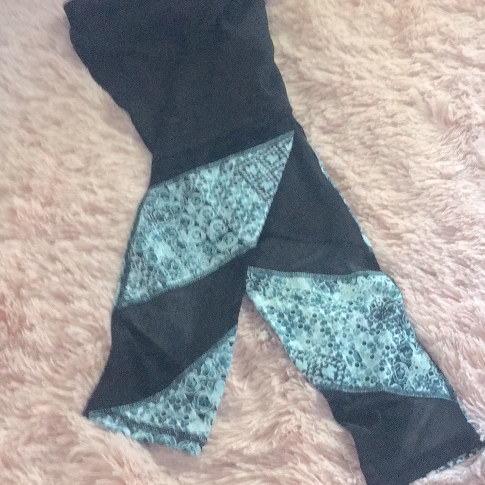 New GAIAM Midrise Athletic Yoga Capri Athletic Workout Leggings